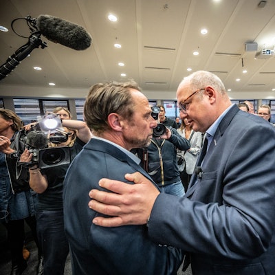 Faire Kontrahenten: Uwe Richrath (l.) und Stefan Hebbel nach der Wahl.