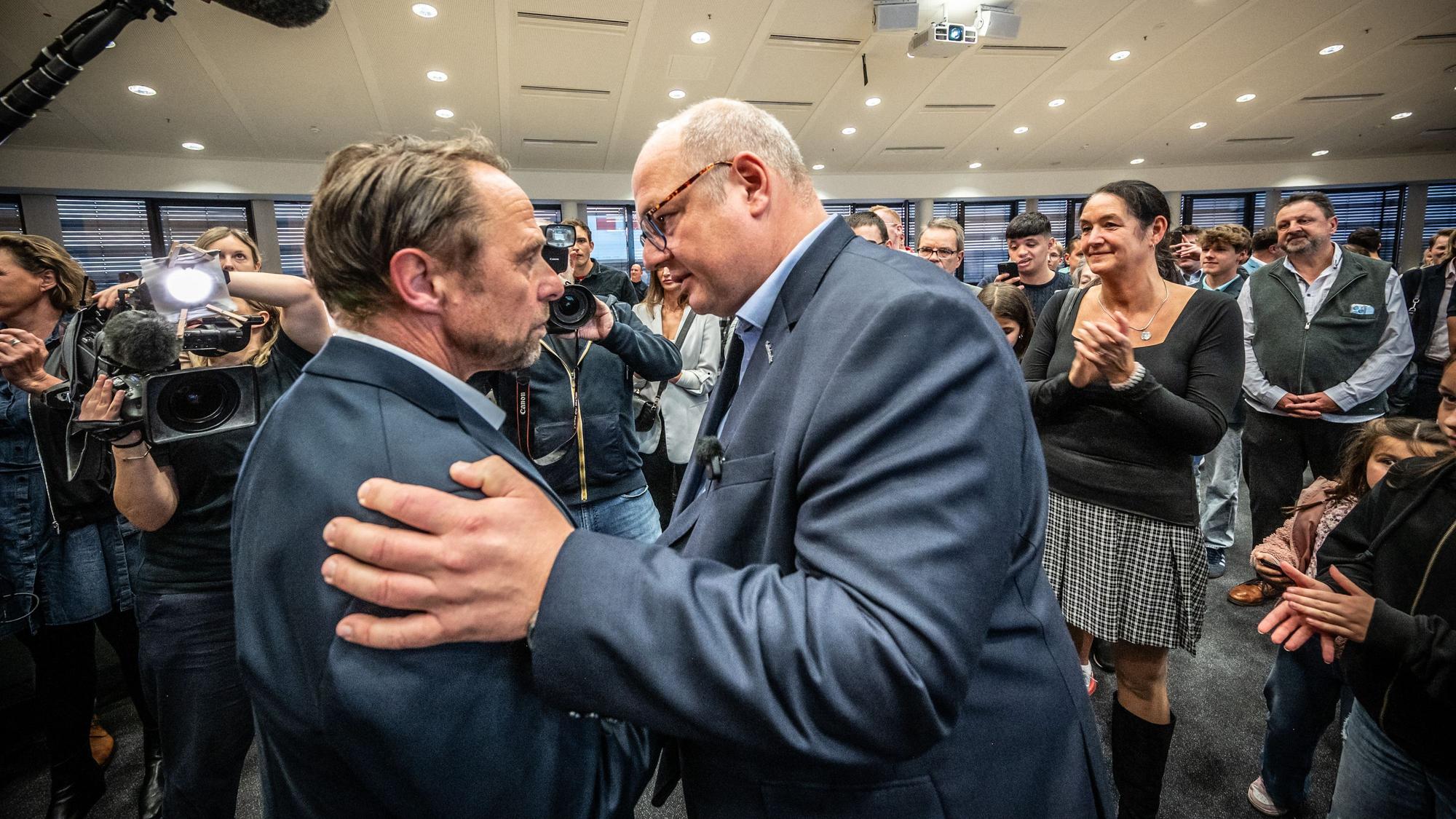 Faire Kontrahenten: Uwe Richrath (l.) und Stefan Hebbel nach der Wahl.