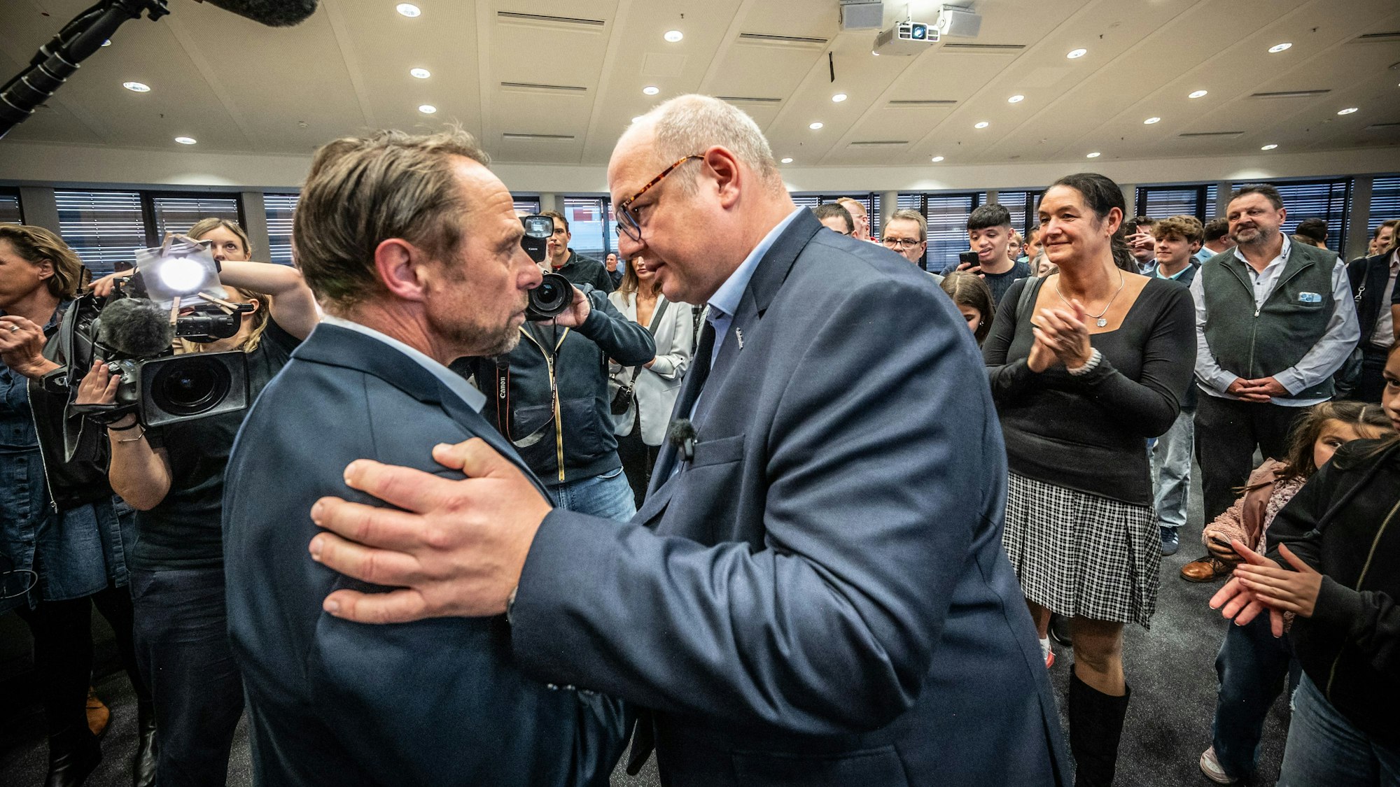 Faire Kontrahenten: Uwe Richrath (l.) und Stefan Hebbel nach der Wahl.