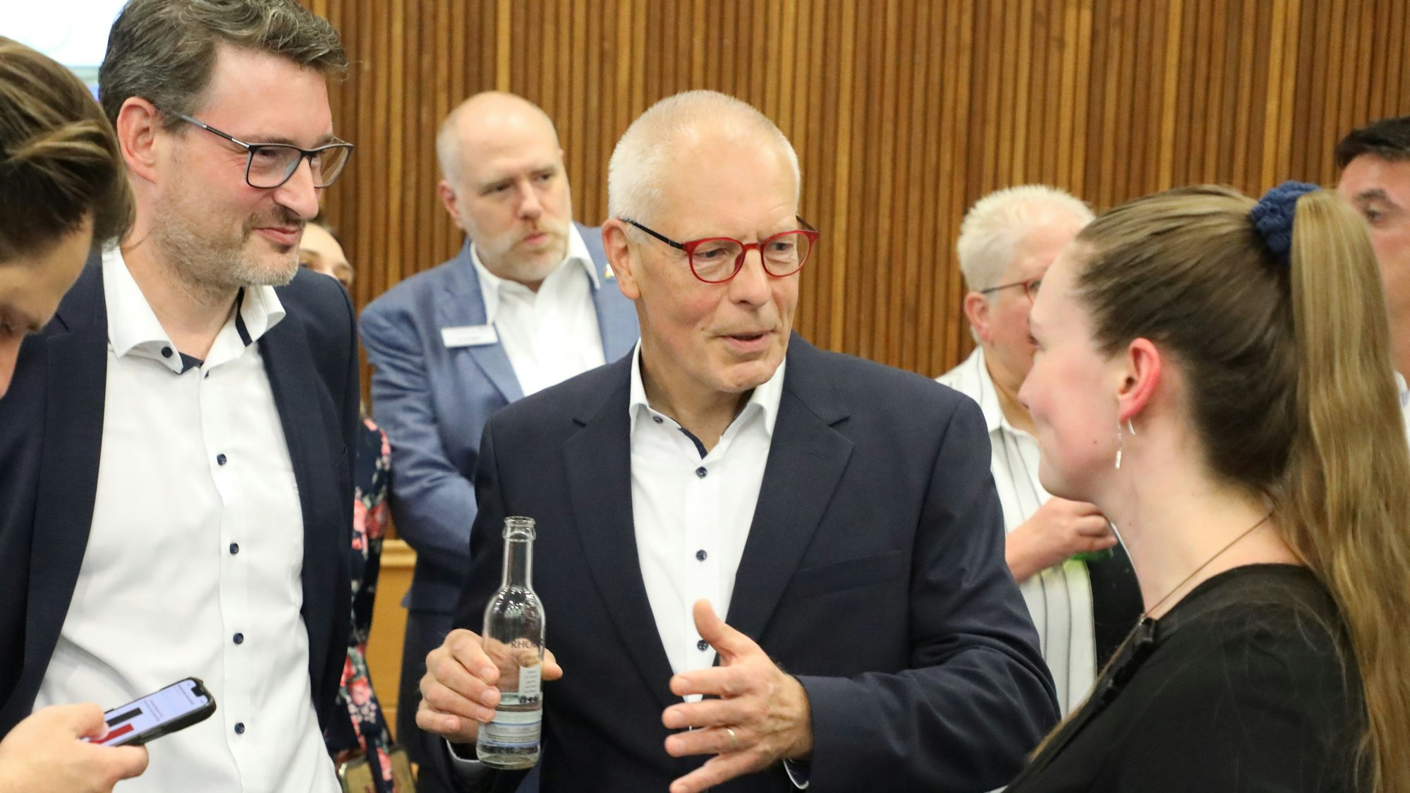 CDU-Kreisparteichef Dr. Hermann-Josef Tebroke (2.v.r.) im Gespräch mit Grünen-Kreisvorsitzende Stella Laufenberg. Links: CDU-Kreistagsfraktionsvorsitzender Uwe Pakendorf.