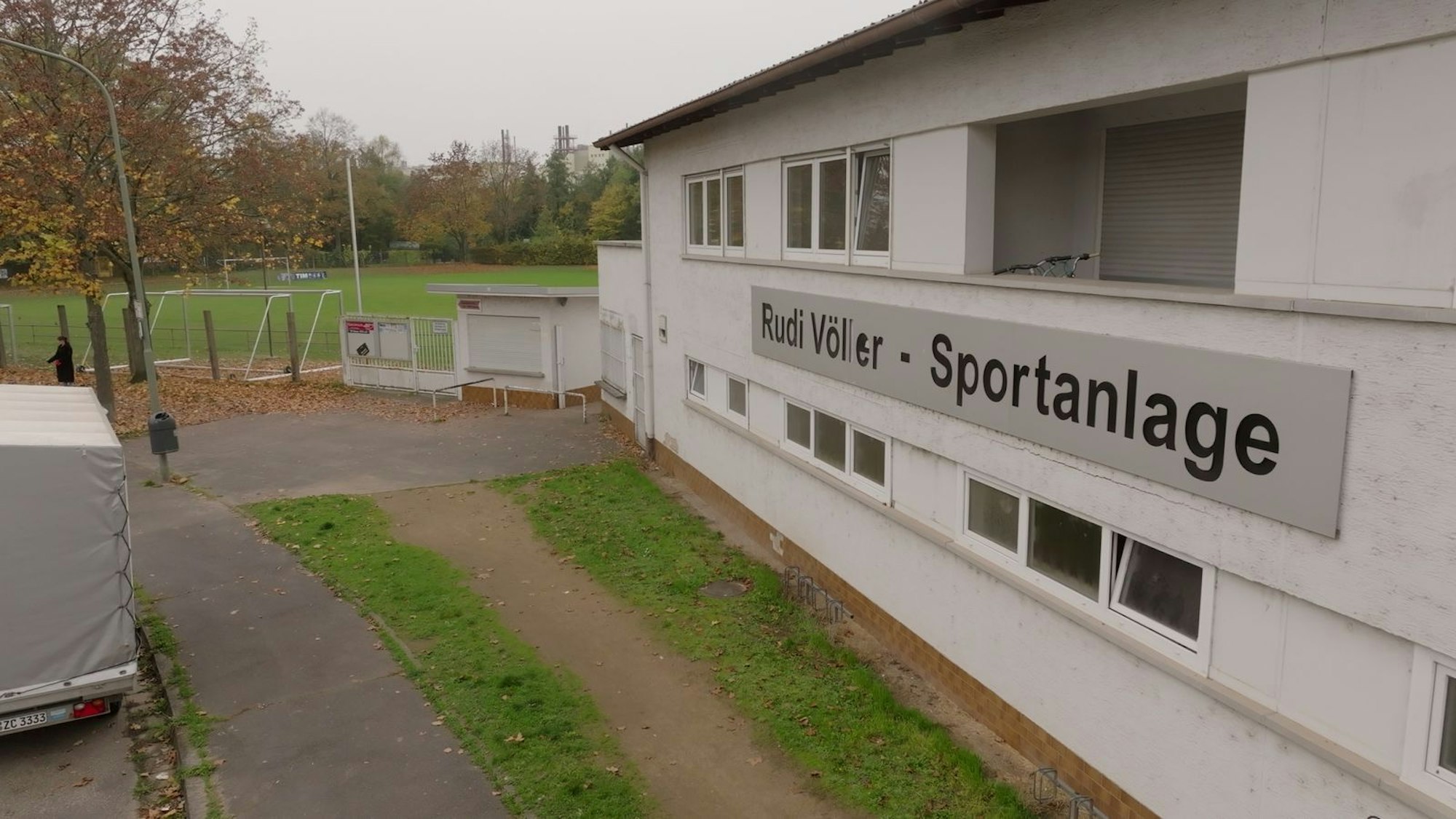 Hier hat Rudi Völler, 1960 in Hanau geboren, das Fußballspielen gelernt. Die Anlage des TSV 1860 Hanau ist mittlerweile nach ihrem berühmtesten Spieler benannt. Gleich nebenan findet sich das nach Rudi Völler benannte Biergartenlokal „Hanauer Bub“. (Bild: © Sky/Banijay Productions Germany)