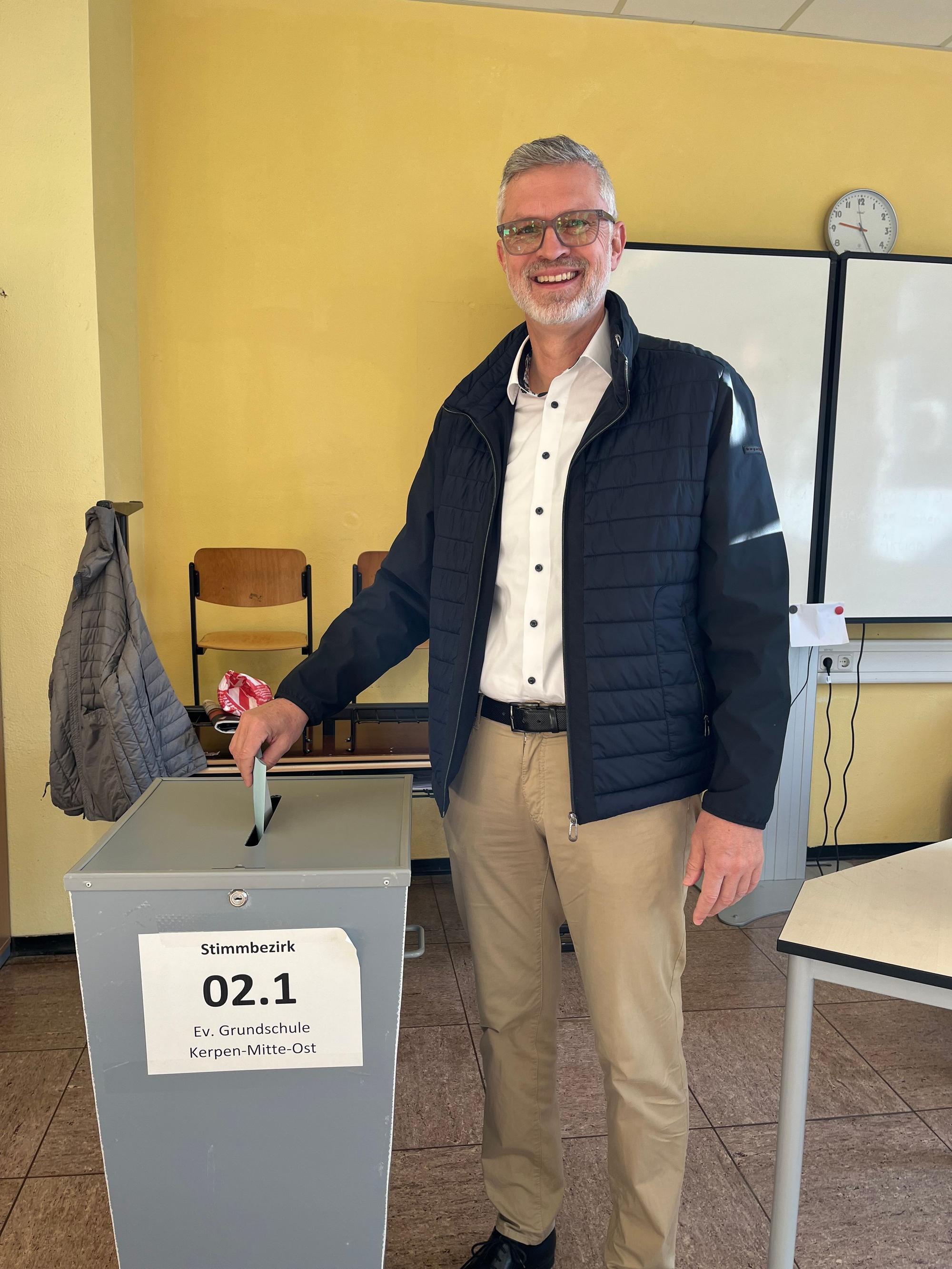 Das Foto zeigt Harald Stingl bei der Stimmabgabe.