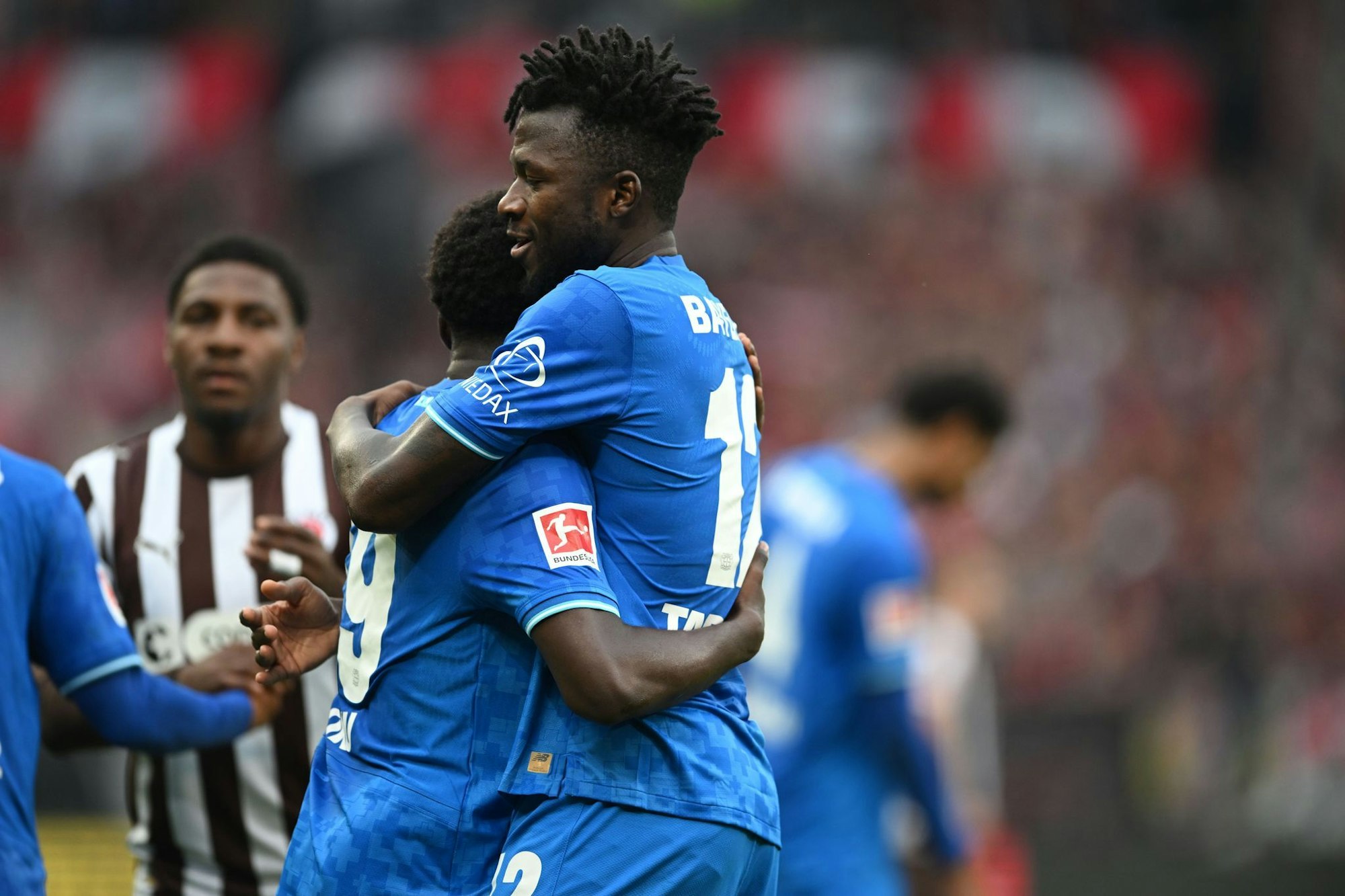 Erleichterung bei den Leverkusener Spielern nach dem Sieg beim FC St. Pauli.