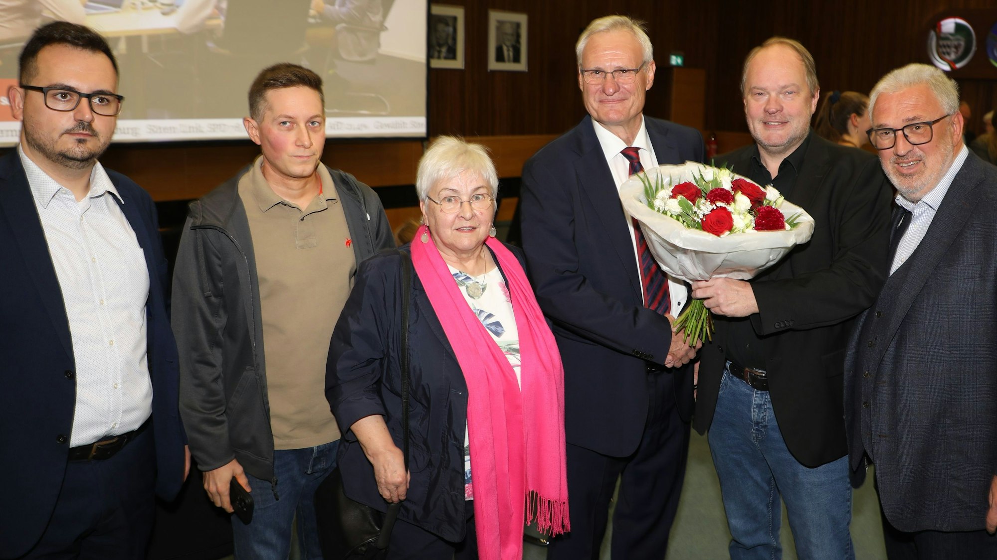 Sozialdemokraten gratulieren im Kreishaus dem Zweitplatzierten der Stichwahl ums Landratsamt, Robert Gordon Winkels.