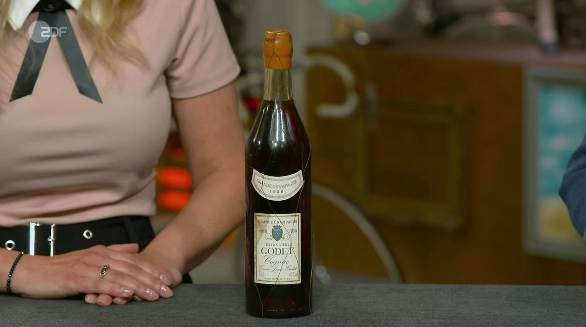 Eine Flasche Cognac aus dem Jahr 1938 war laut Annika Raßbach „ein außergewöhnliches Tröpfchen“ höchster Qualität aus Frankreich.
(Bild: ZDF)