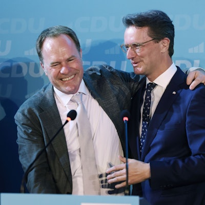 Düsseldorfs Oberbürgermeister Stephan Keller (CDU, l) umarmt Hendrik Wüst (CDU), Ministerpräsident von Nordrhein-Westfalen, am Wahlabend beim CDU-Kreisverband Düsseldorf.