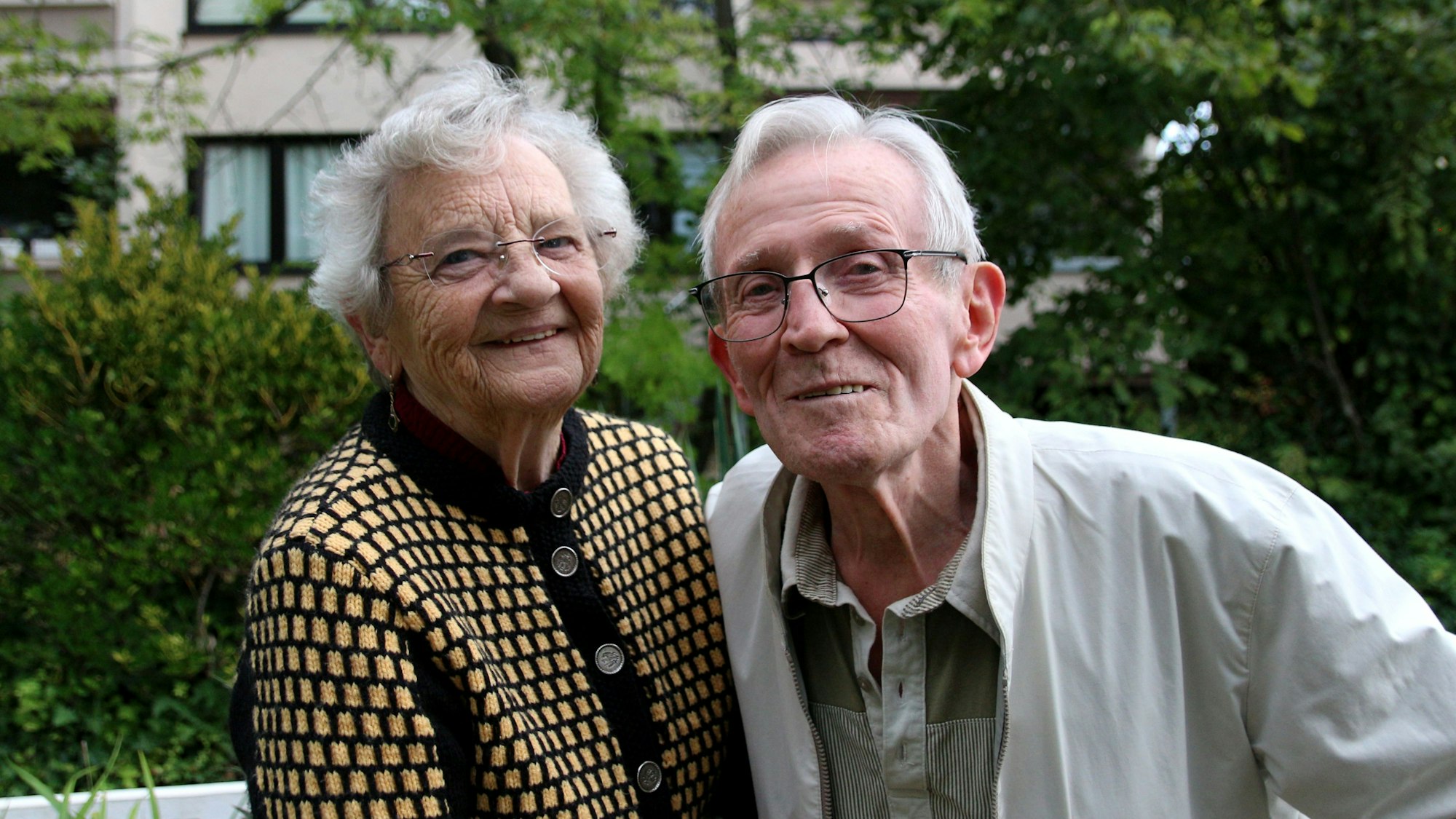 Eine Frau und ein Mann lächeln in die Kamera.