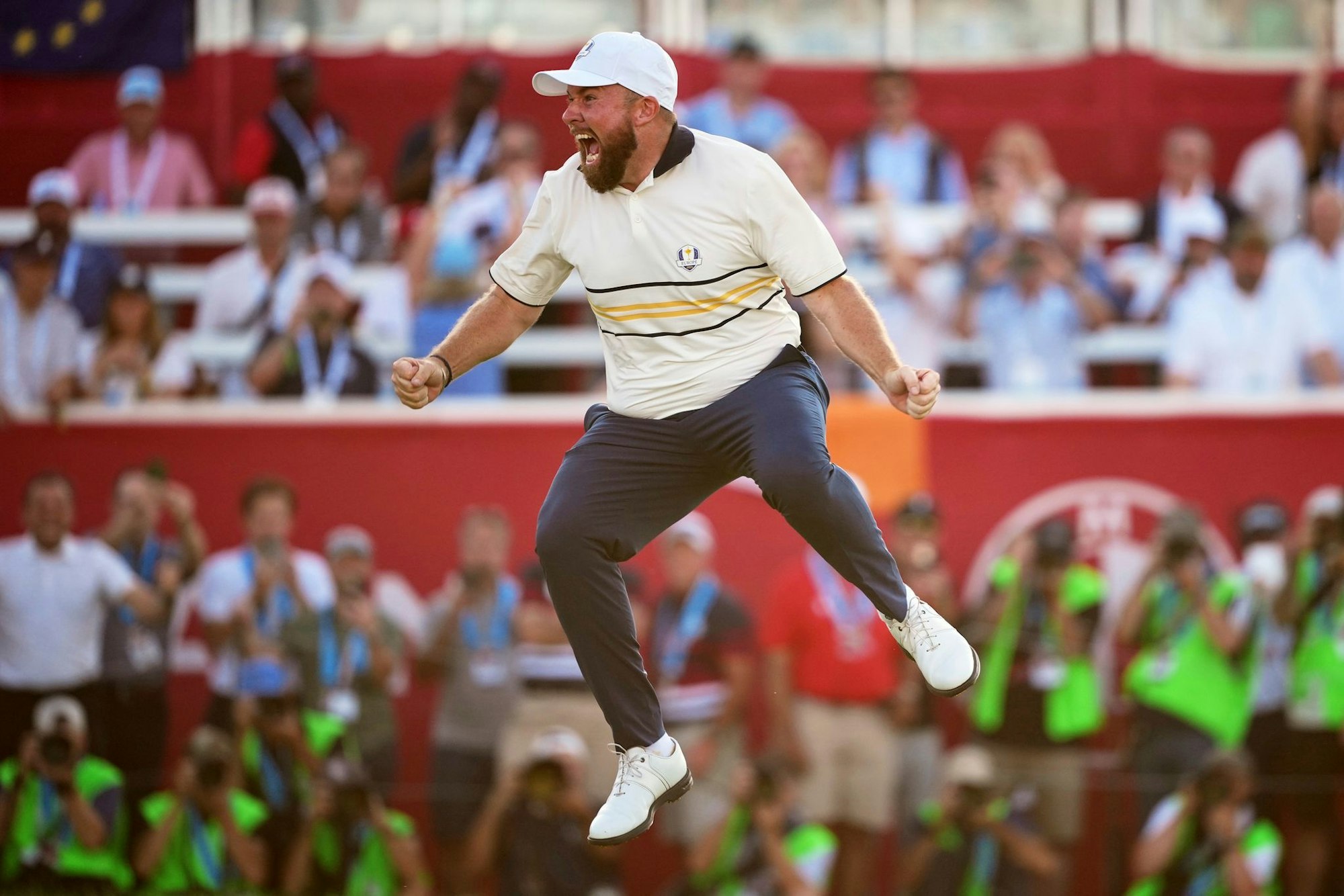 Der Sprung nach dem entscheidenden Putt: Shane Lowry bejubelt die Titelverteidigung im Ryder Cup.