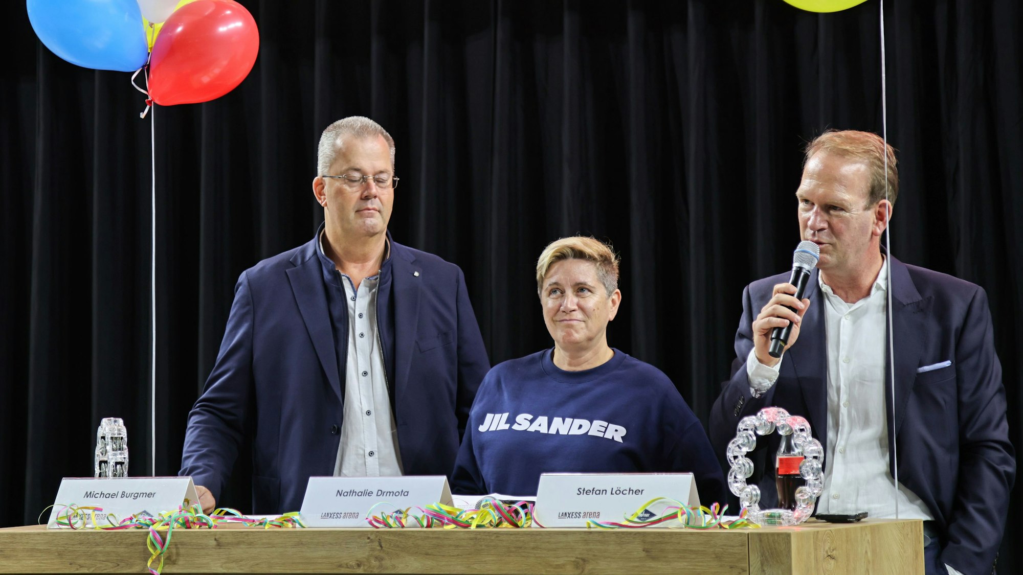 Arena-Geschäftsführer Stefan Löcher (r.), präsentierte zusammen mit Nathalie Drmota (M.) und Michael Burgmer von der Konzert- u. Gastspieldirektion Otto Hofner, das Programm der Session 2025/26 in der Lanxessarena