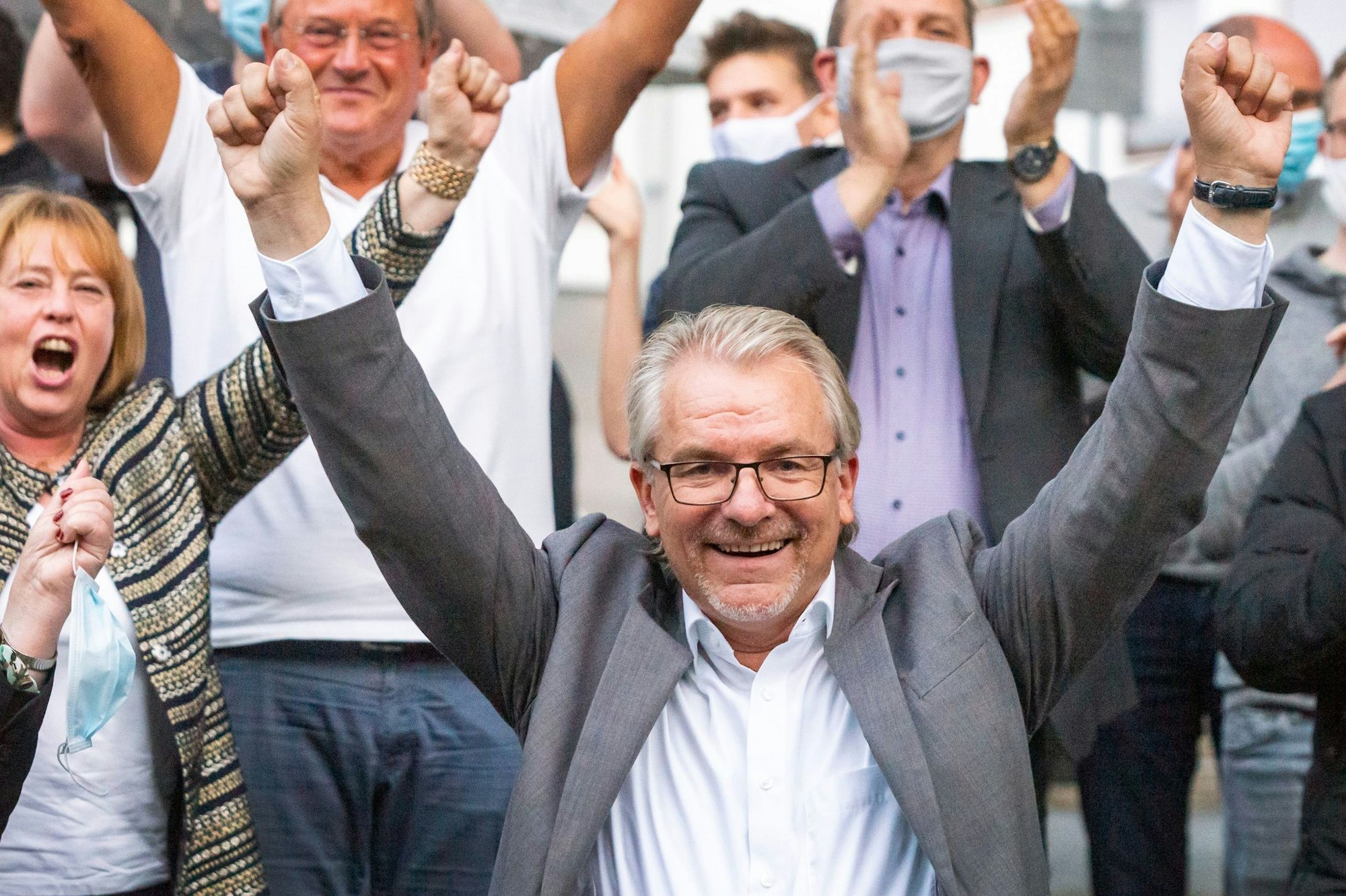 Jubel bei Marc Buchholz: Er kann wohl doch Oberbürgermeister von Mülheim an der Ruhr bleiben. (Archivbild)