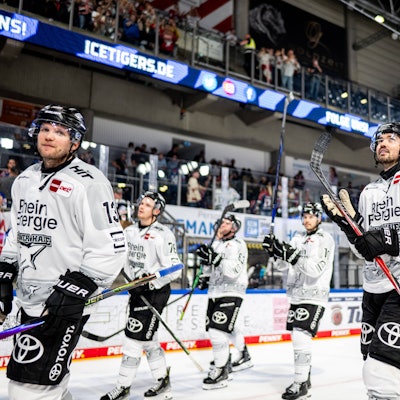 Das Bild zeigt Oliwer Kaski 7, von den Kölner Haien und der Rest des Teams, beim Spiel gegen Nürnberg. Foto: IMAGO/Eibner
