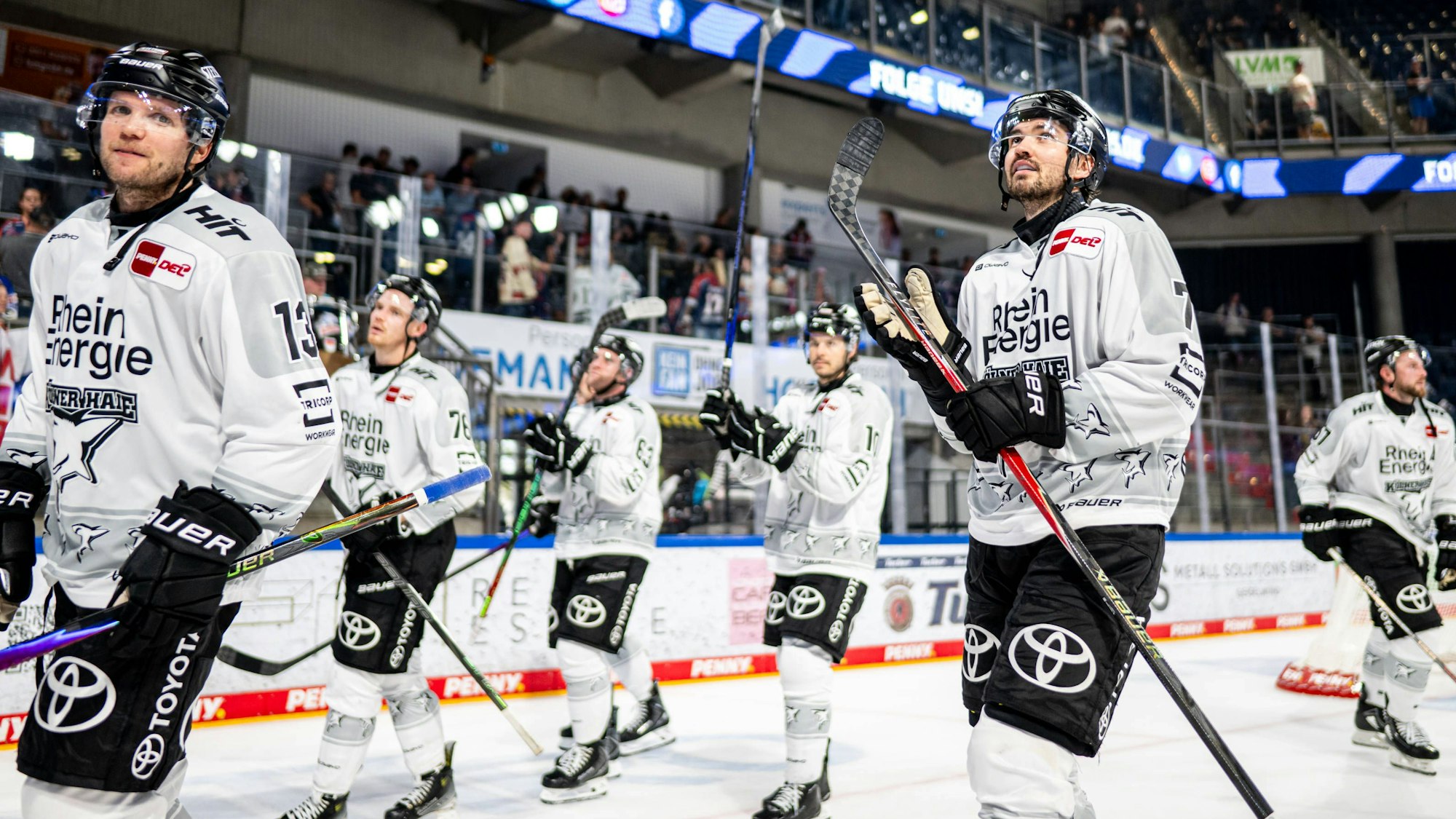 Das Bild zeigt Oliwer Kaski 7, von den Kölner Haien und der Rest des Teams, beim Spiel gegen Nürnberg. Foto: IMAGO/Eibner