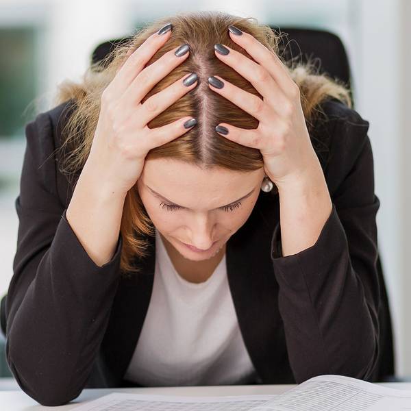 Ein Burnout kann sich durch unterschiedliche Beschwerden bemerkbar machen.