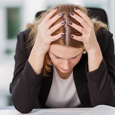 Ein Burnout kann sich durch unterschiedliche Beschwerden bemerkbar machen.