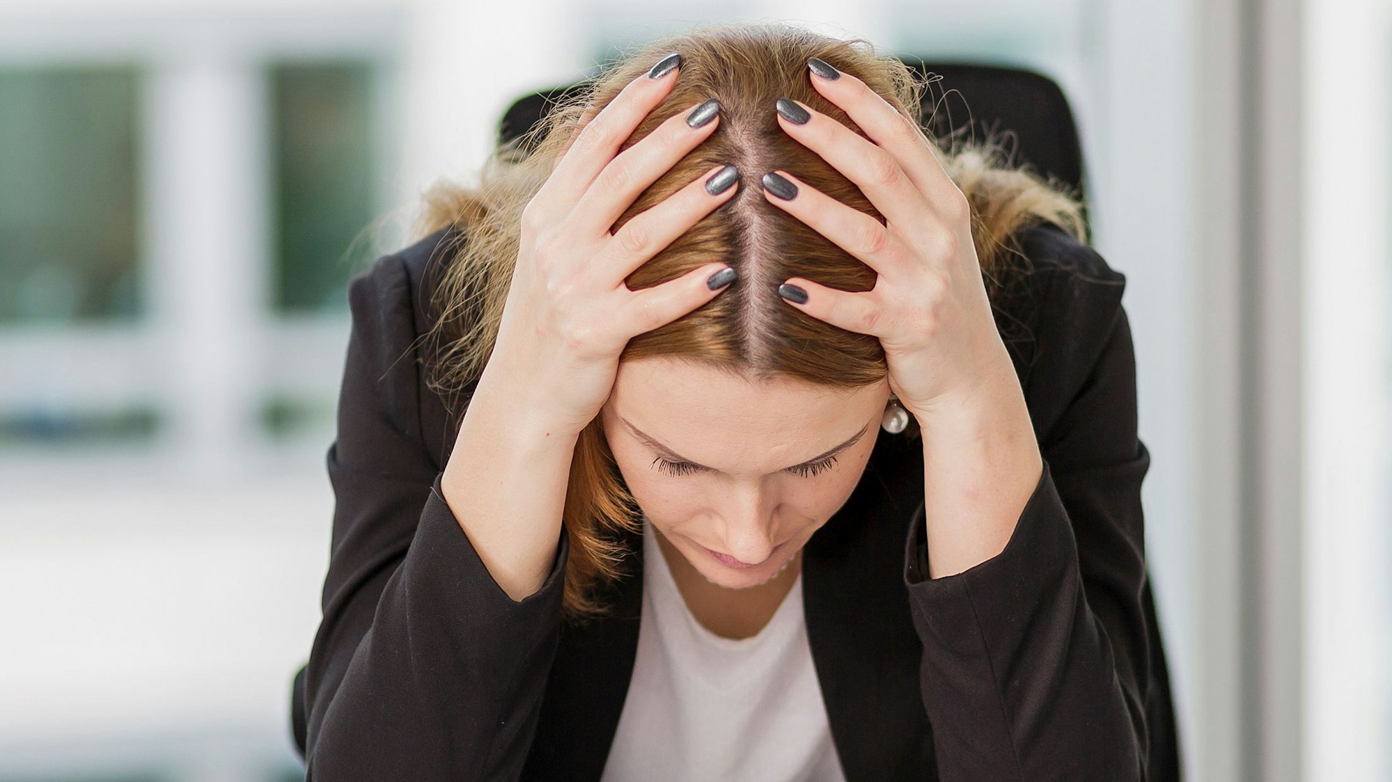 Ein Burnout kann sich durch unterschiedliche Beschwerden bemerkbar machen.