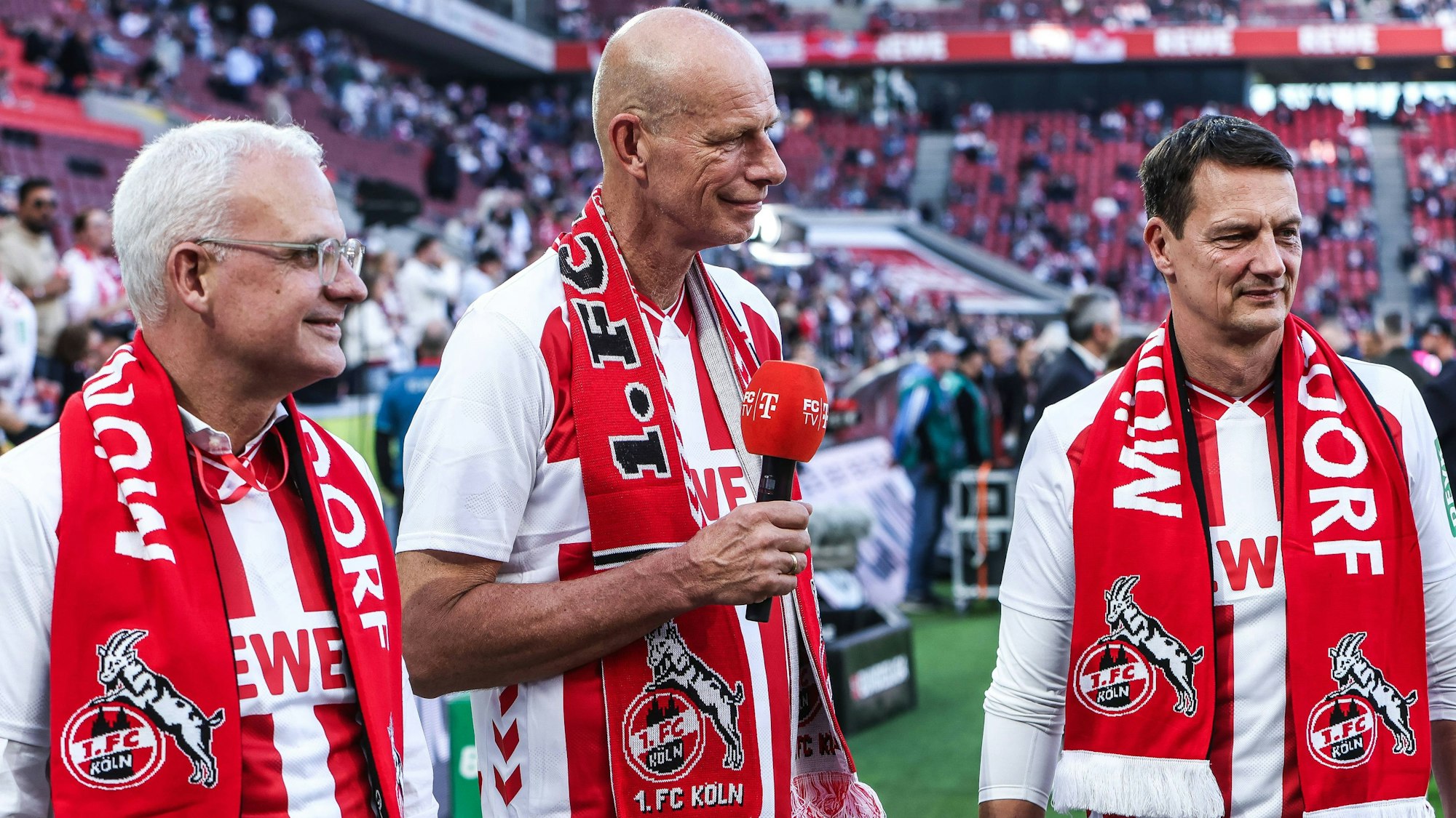 Jörg Alvermann, Jörn Stobbe und Ulf Sobek bei ihrem ersten Auftritt im Rhein-Energie-Stadion nach der Wahl.