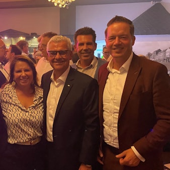 Zu sehen sind der designierte Bürgermeister Marc Prokop, seine Frau Lydia sowie der CDU-Landtagsabgeordnete Gregor Golland und der Brühler CDU-Vorsitzende Andre Hess.