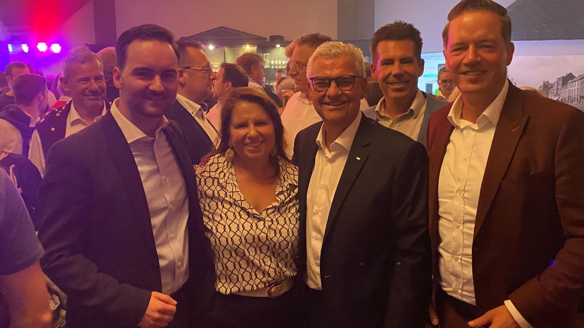 Zu sehen sind der designierte Bürgermeister Marc Prokop, seine Frau Lydia sowie der CDU-Landtagsabgeordnete Gregor Golland und der Brühler CDU-Vorsitzende Andre Hess.