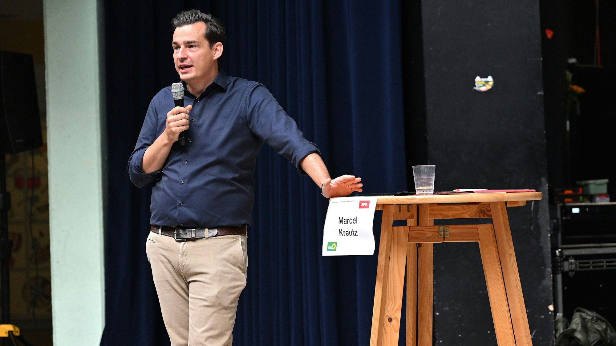 Marcel Kreutz während einer Wahlkampfveranstaltung - die Wahl ist vorbei. Die Frage ist nun: Wie geht es in der Gladbacher Politik weiter.