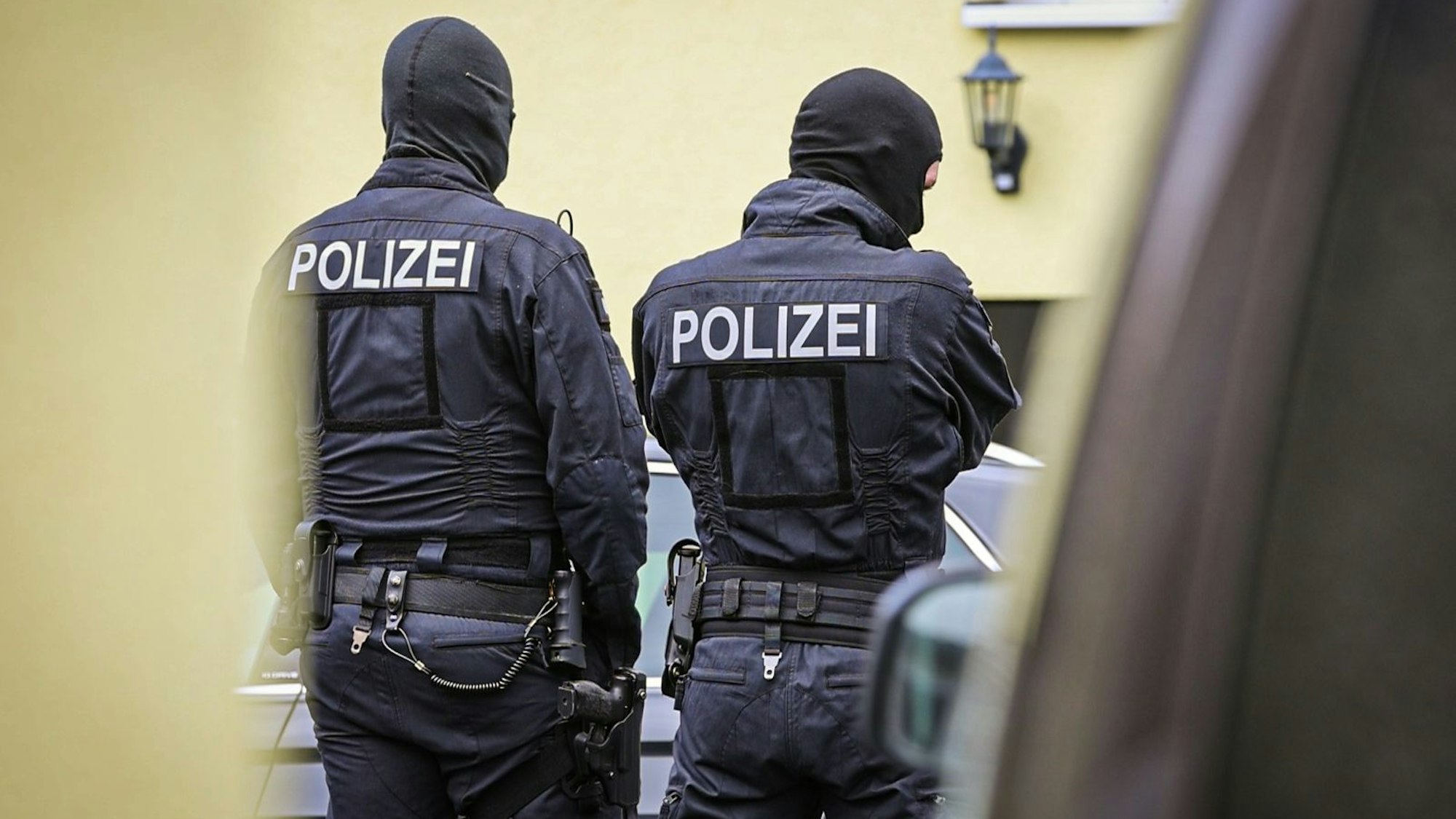 Polizisten sind bei einem Einsatz zu sehen. (Archivbild)