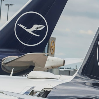 Lufthansa-Maschinen stehen auf dem Vorfeld des Flughafens Rhein-Main. Der Konzern will sparen und Stellen abbauen.