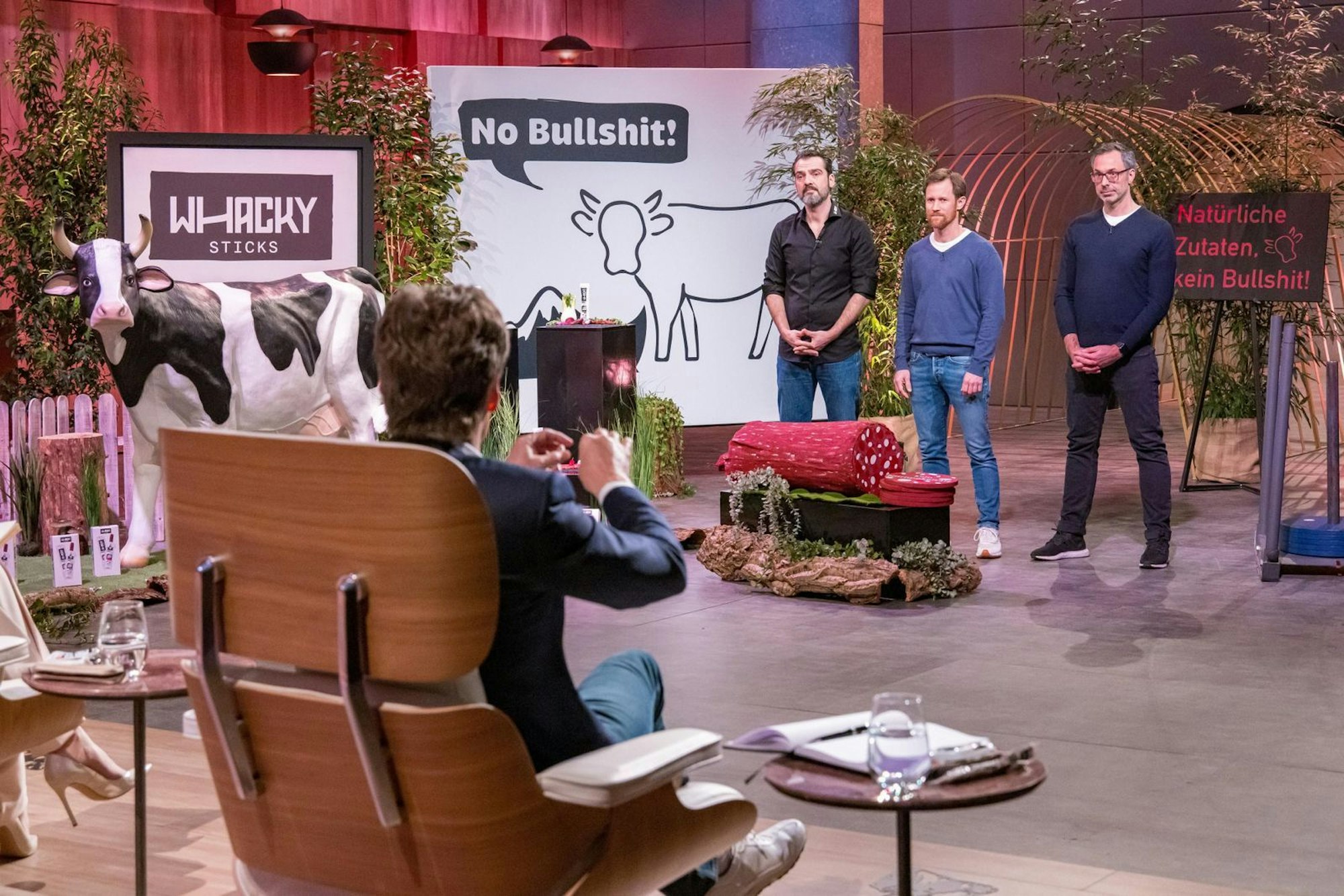Präsentation nach der „Salami-Taktik“: Erst nach und nach legten die Gründer von „Whacky“ die wahren Hintergründe ihrer Firma für Rindfleisch-Snacks offen. Carsten Maschmeyer (vorne) missfiel das sehr. (Bild: RTL / Bernd-Michael Maurer )