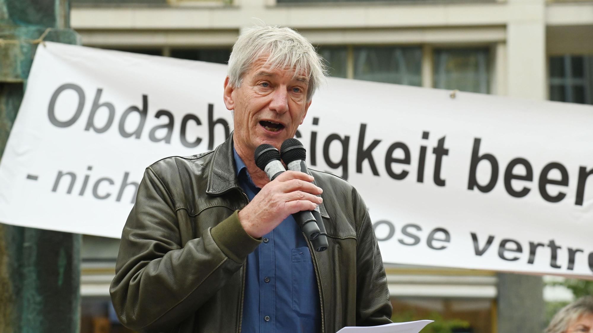 27.05.2025 Köln. Aktionstag der Kampagne „Mietenstopp“. Demo auf dem Theo-Burauaen-Platz. Witich Roßmann. Foto: Alexander Schwaiger