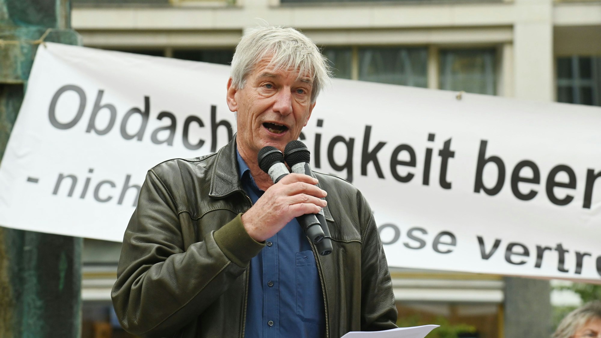 27.05.2025 Köln. Aktionstag der Kampagne „Mietenstopp“. Demo auf dem Theo-Burauaen-Platz. Witich Roßmann. Foto: Alexander Schwaiger
