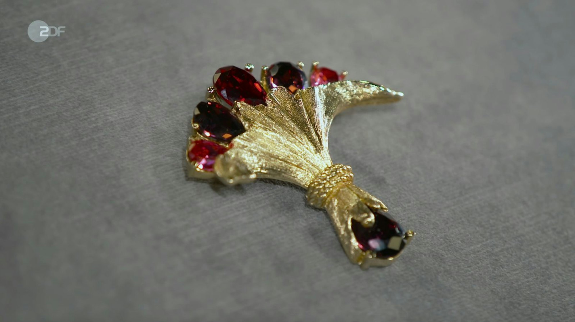 Als weiteres Objekt der Sendung wurde eine Modeschmuck-Brosche von Christian Dior in den 1970er Jahren datiert.
(Bild: ZDF)