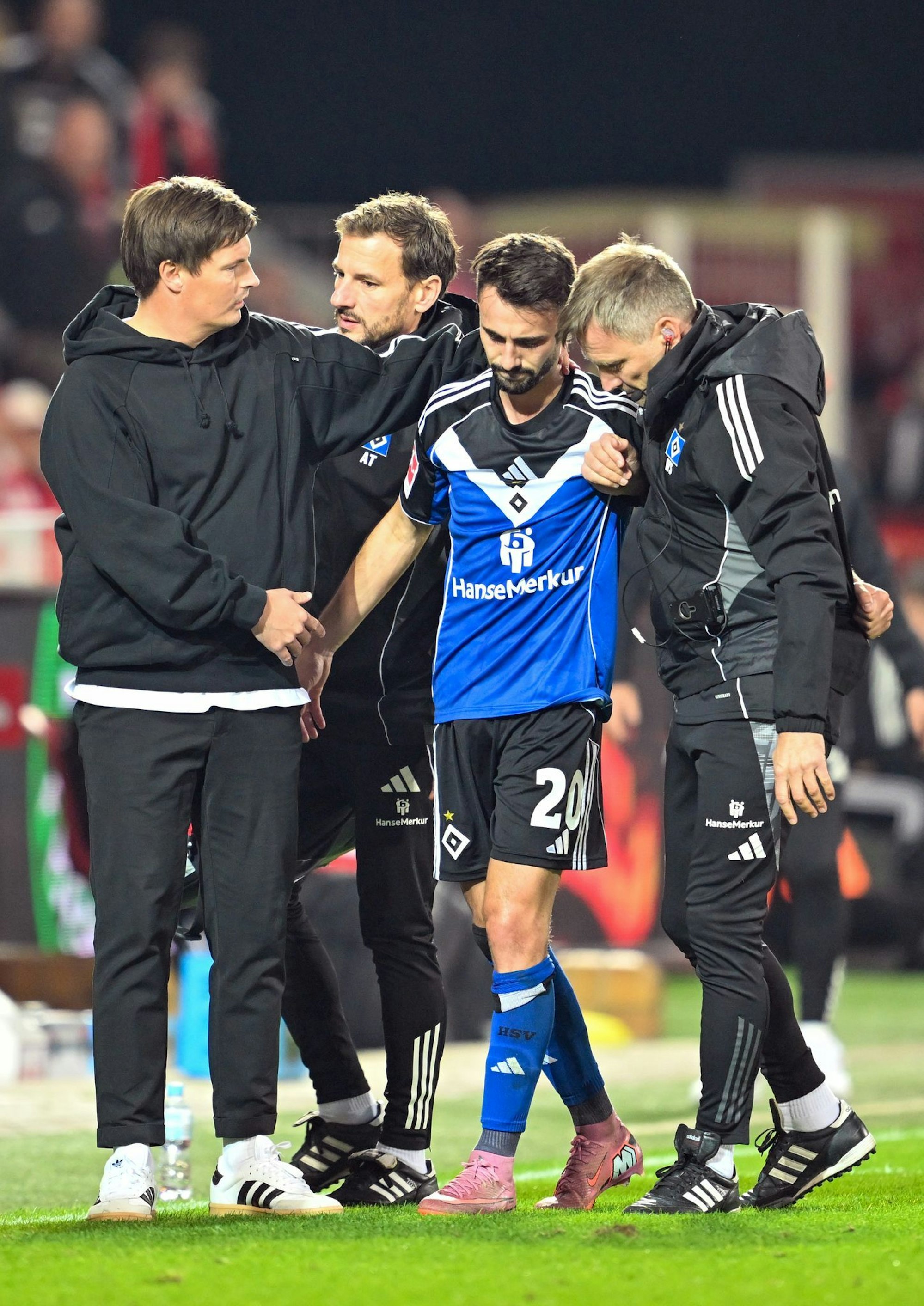 Vieira muss in der Nachspielzeit vom Platz - wegen einer Roten Karte und einer Verletzung.