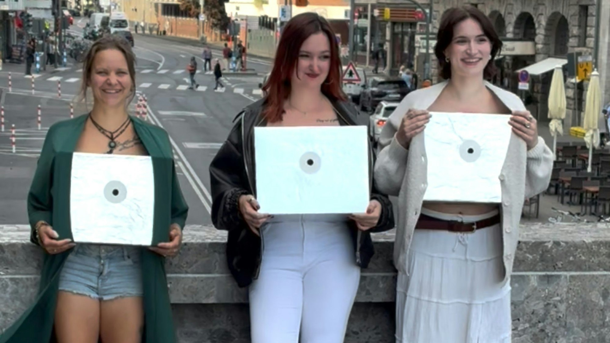 Drei Künstlerinnen Michelle Paninka, Lynn Joanna Hasselmann und Larissa Strauch beteiligen sich in Köln an einer Spendenaktion der ungewöhnlichen Art.