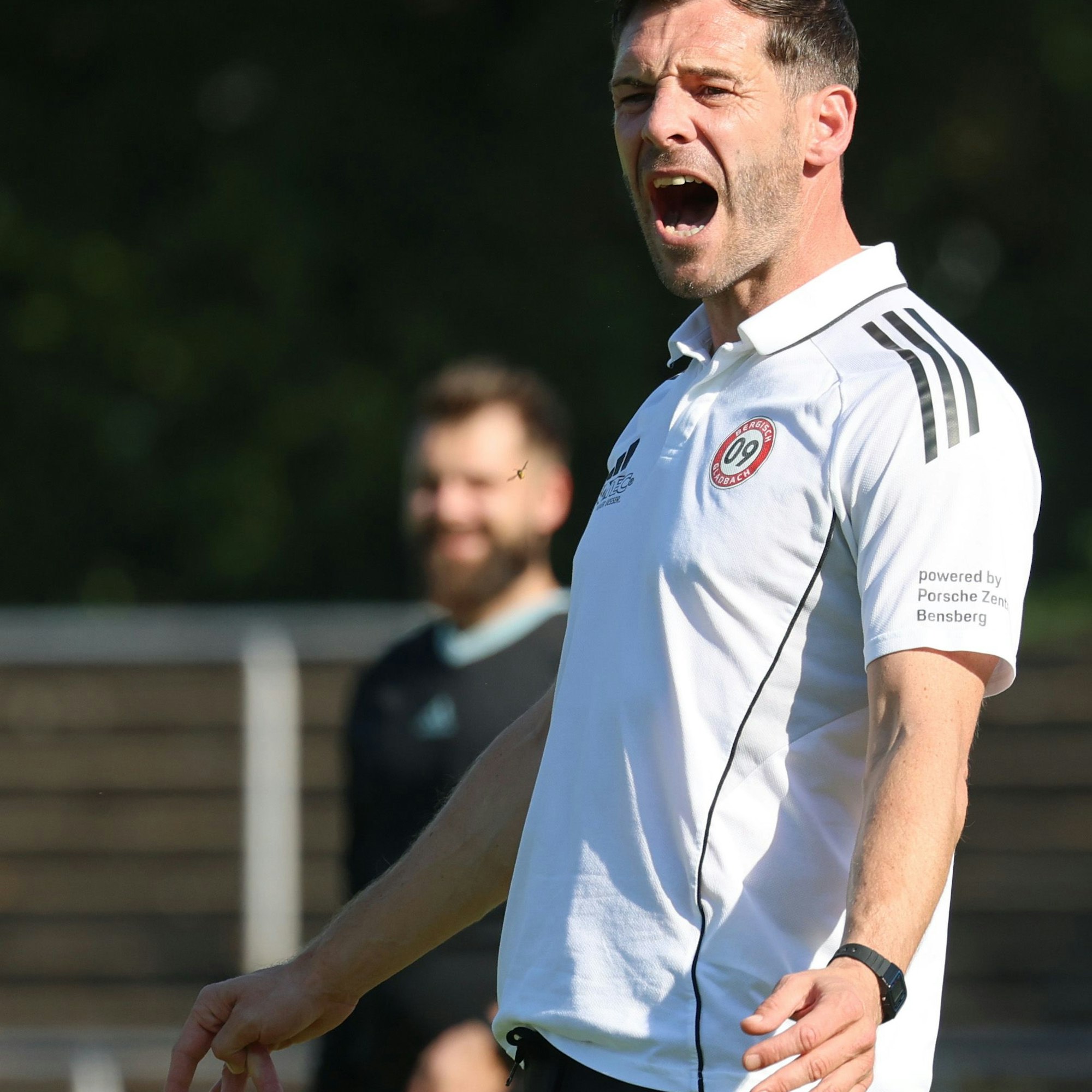 09-Trainer Kevin Kruth gibt an der Linie den Ton an