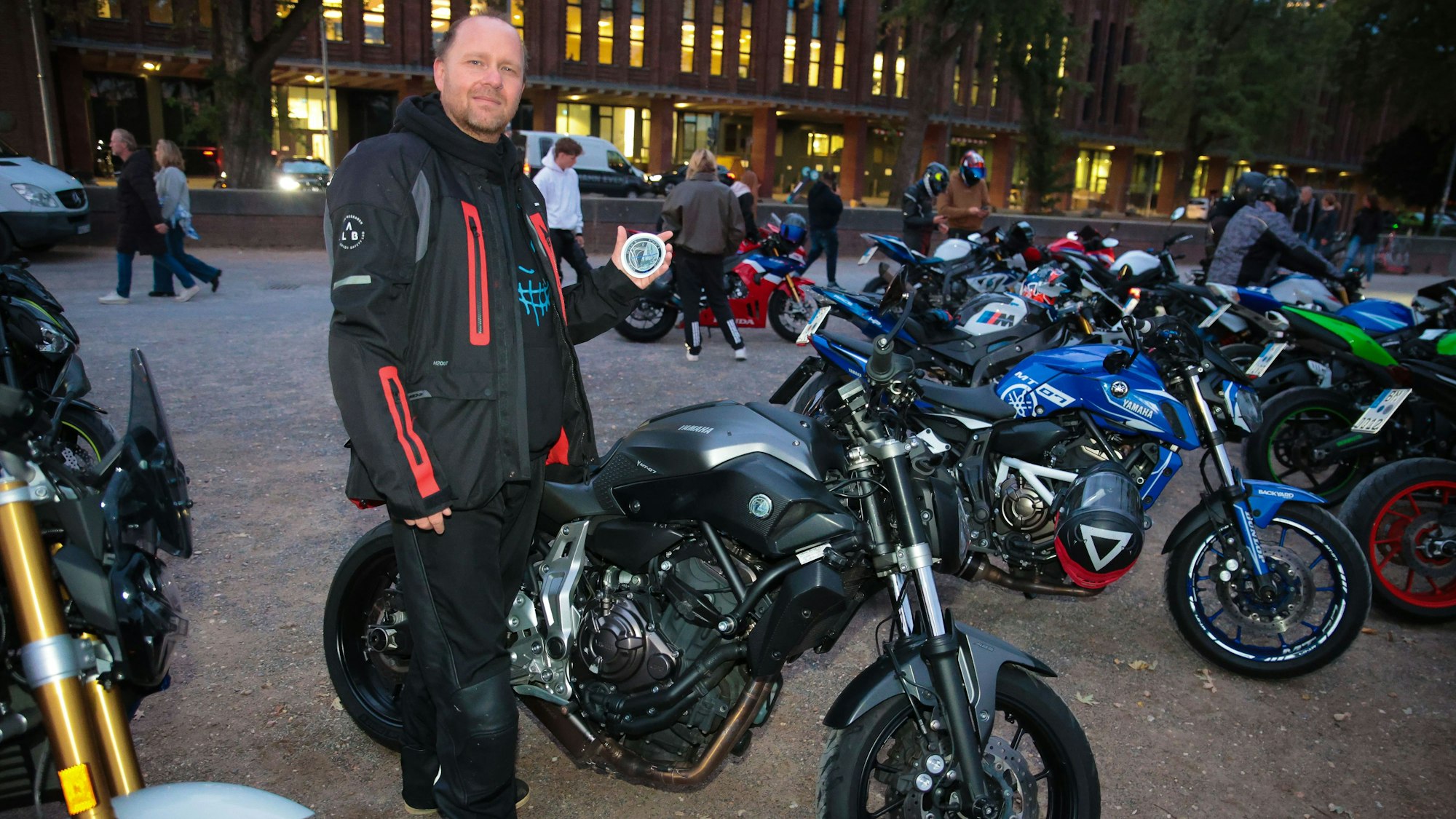 26.09.2025, Köln:Sylvio Berg vor dem Motorrad seines Sohns, der damit tödlich verunfallte. Er fährt das Motorrad weiter in Gedenken an seinen Sohn.Präventionsaktion der Kölner Polizei zur Motorrad Sicherheit.Foto:Dirk Borm