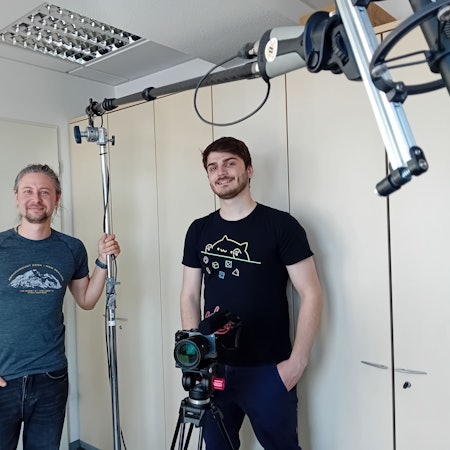 Zwei junge Männer mit Kameraequipment.