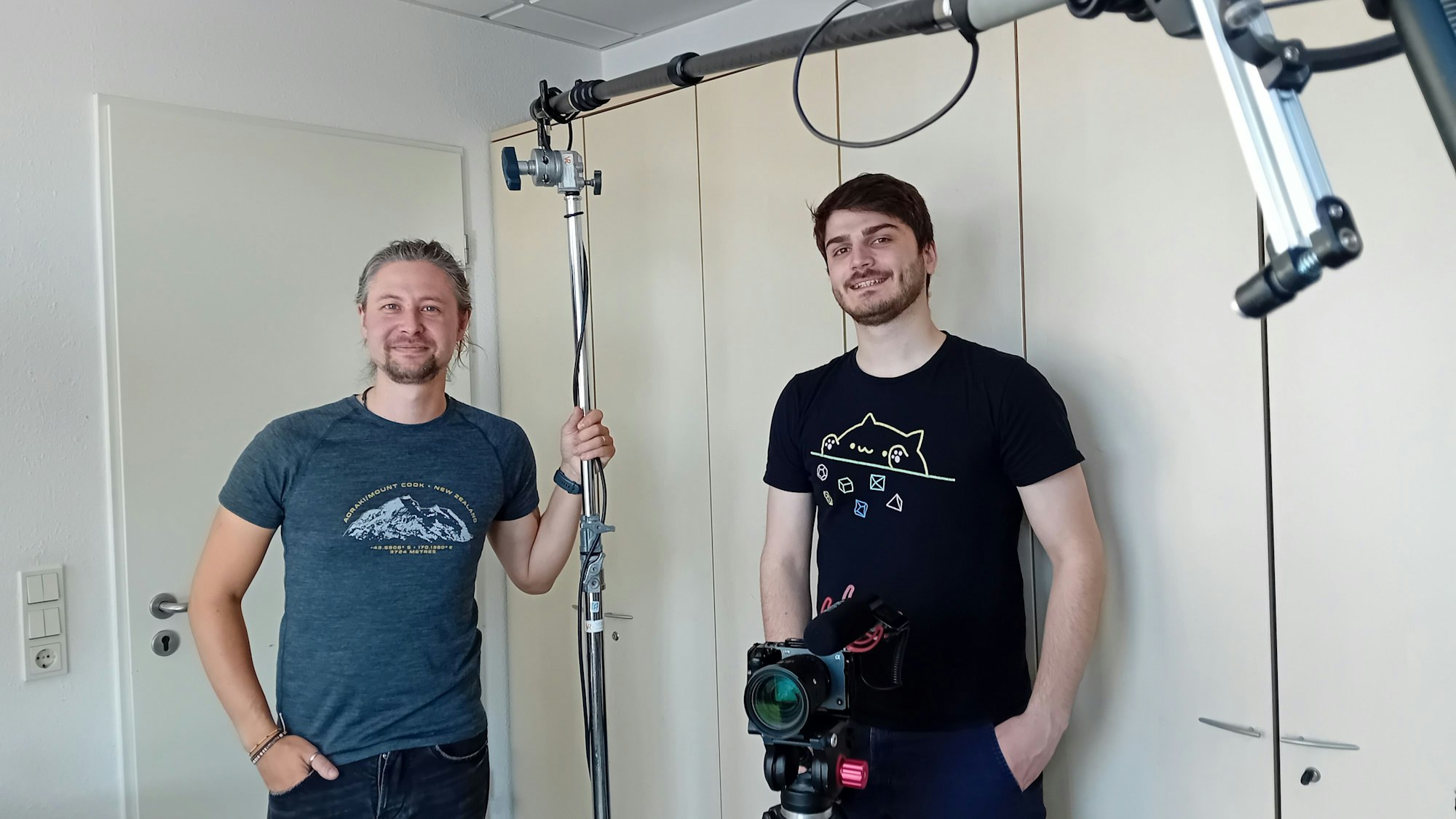 Zwei junge Männer mit Kameraequipment.