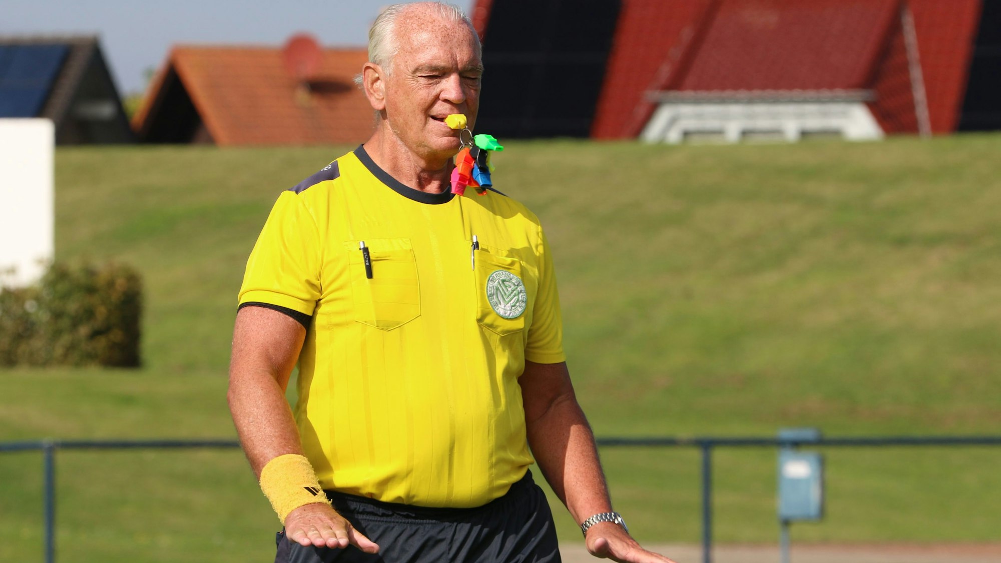 Das Bild zeigt den Schiedsrichter der Partie TuS Zülpich II und der SG Dahlem-Schmidtheim während des Spiels.