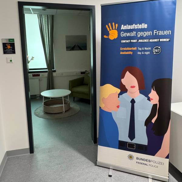Bild der neuen Anlaufstelle "Gewalt gegen Frauen" mit großem Plakat vor einem Gesprächszimmer