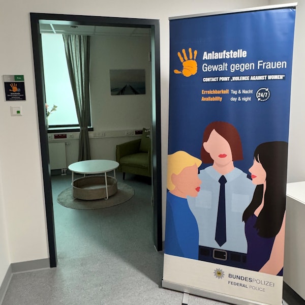 Bild der neuen Anlaufstelle "Gewalt gegen Frauen" mit großem Plakat vor einem Gesprächszimmer