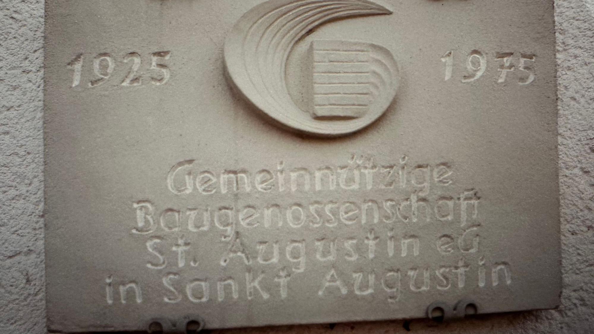 Am früheren Bürostandort in der Uhlandstraße wurde diese Tafel zum 50-jährigen Bestehen der Genossenschaft platziert.