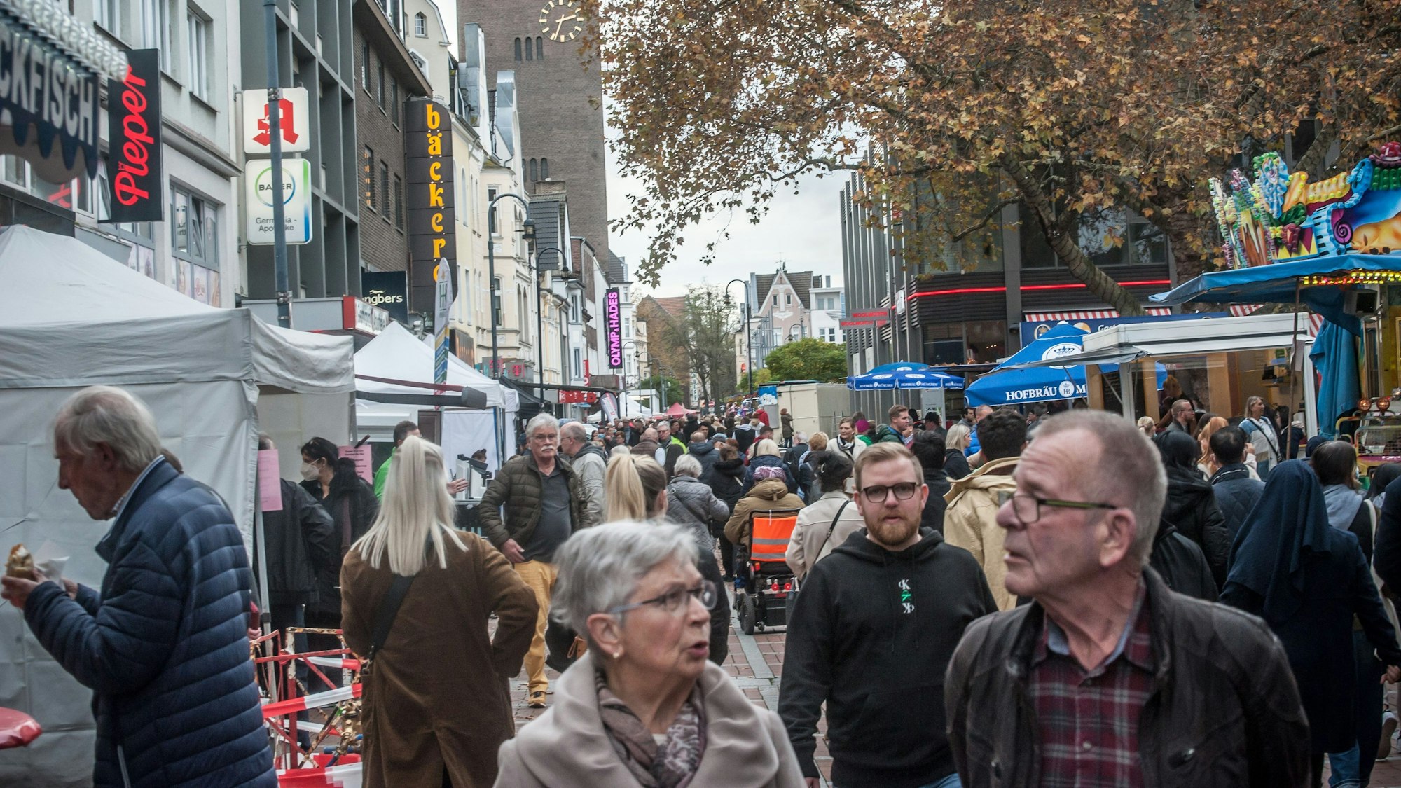 In der Wiesdorfer Fußgängerzone findet am Wochenende die Veranstaltung „LevLive“ mit verkaufsoffenem Sonntag statt. (Archivfoto)