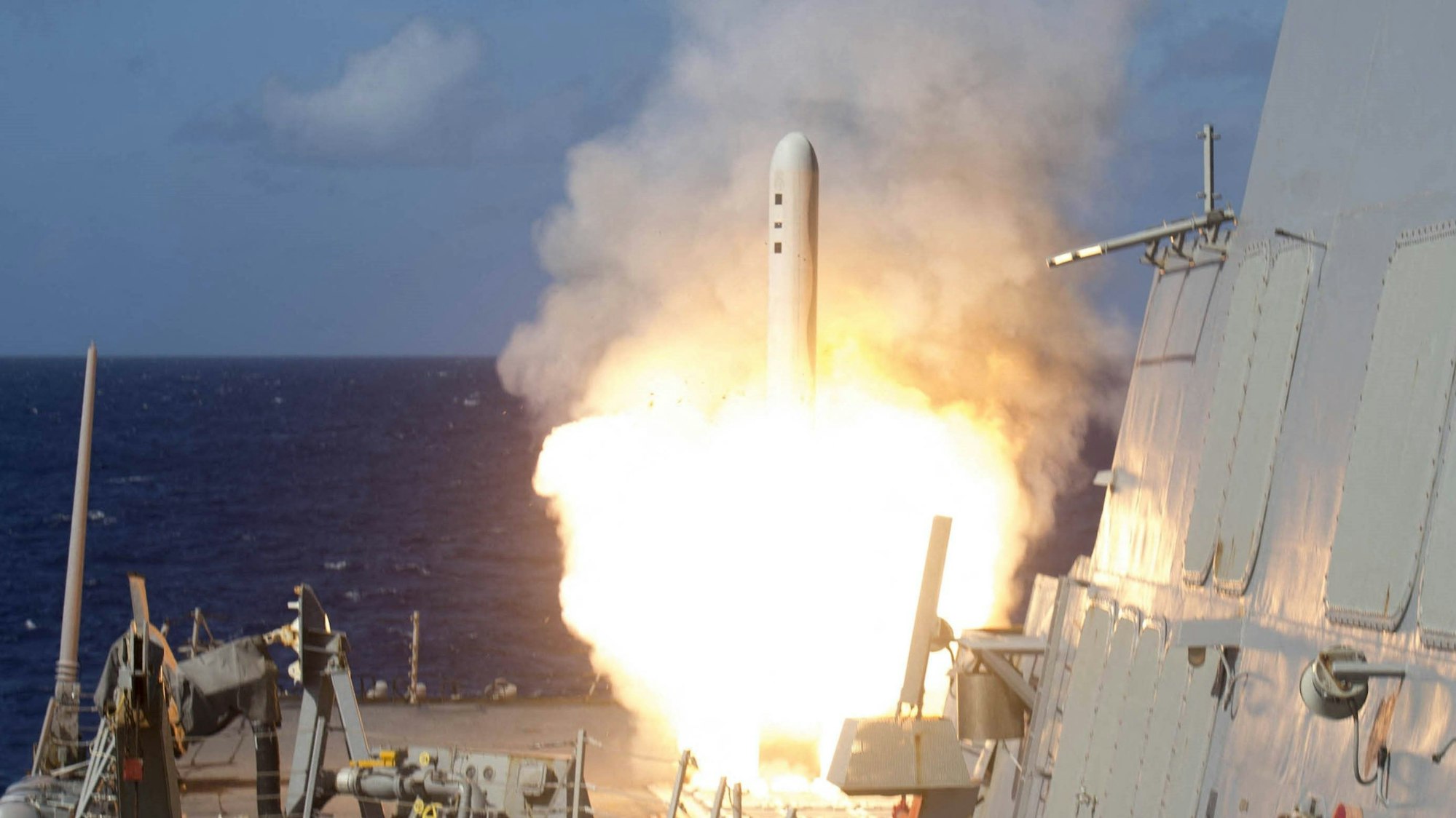 Ein Tomahawk-Marschflugkörper wird während einer Übung von der „USS Shoup“ abgefeuert. Die USA erwägen die Lieferung der weitreichenden US-Waffe an die Nato und somit an die Ukraine. (Archivbild)