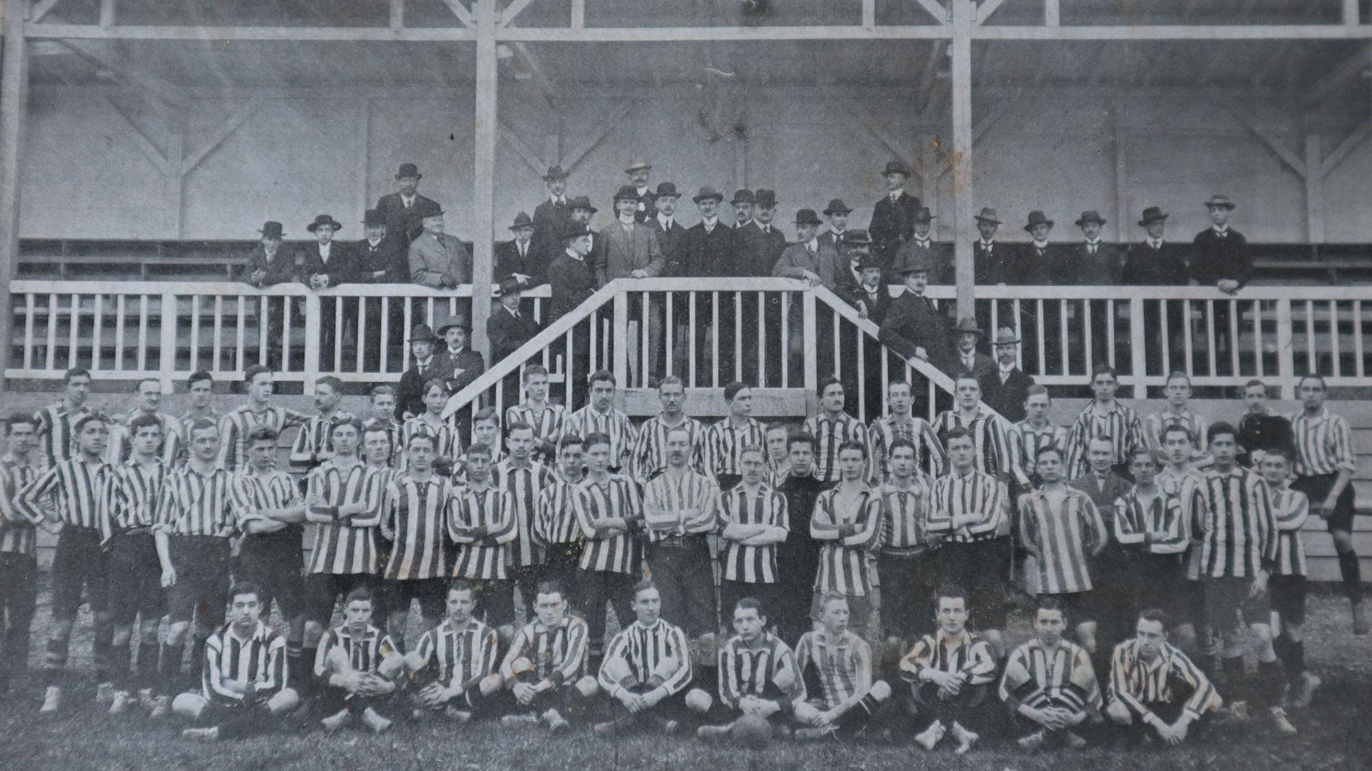 Ein Bild von 1910 zeigt die frühere Holztribüne (nicht identisch mit der heutigen denkmalgeschützten Tribüne) am Platz, wo das zweite deutsche Meisterschafts-Endspiel stattfand.