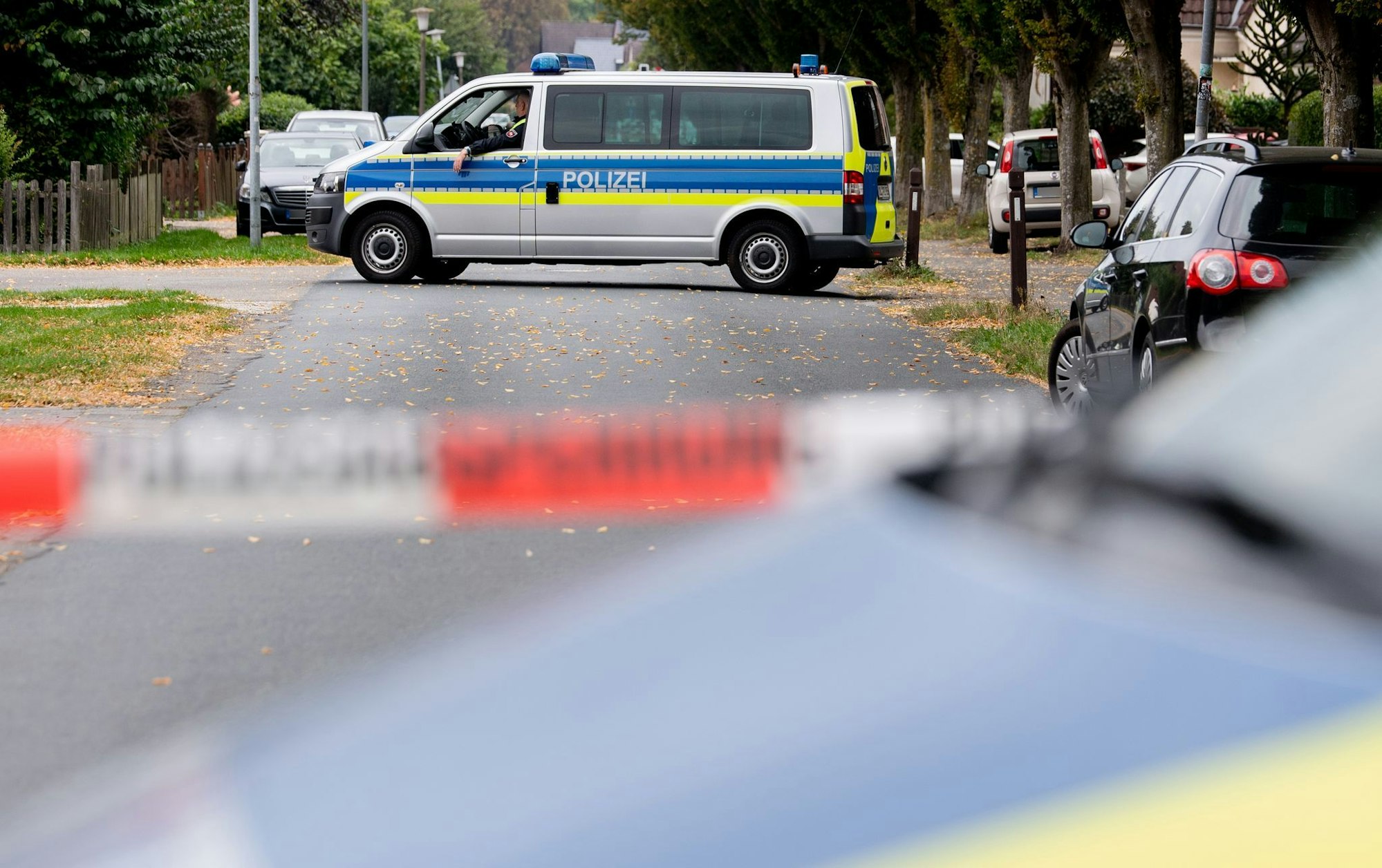 Die Polizei sicherte am Nachmittag in dem Wohnhaus Spuren.