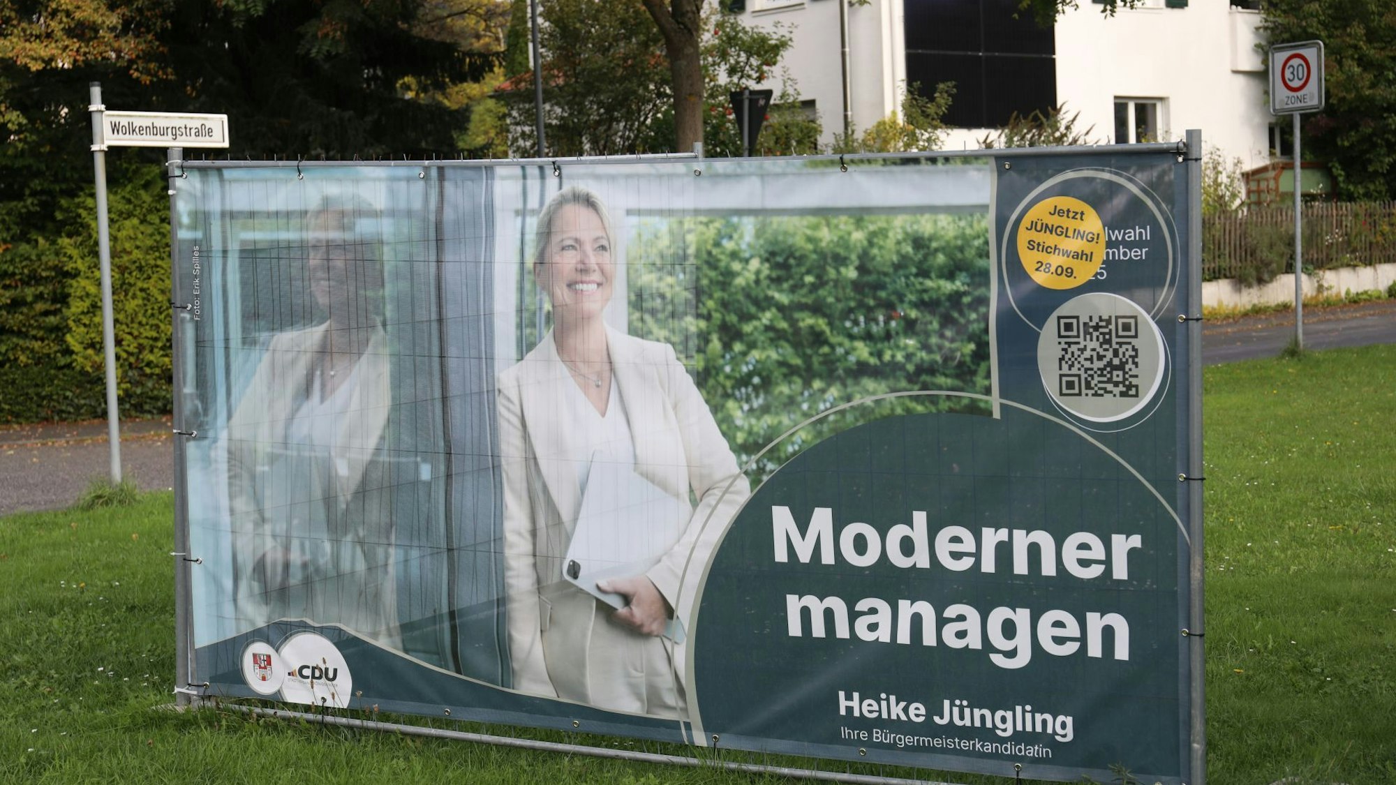 Ein Plakat zeigt eine Frau und den Slogan „Moderner managen“.