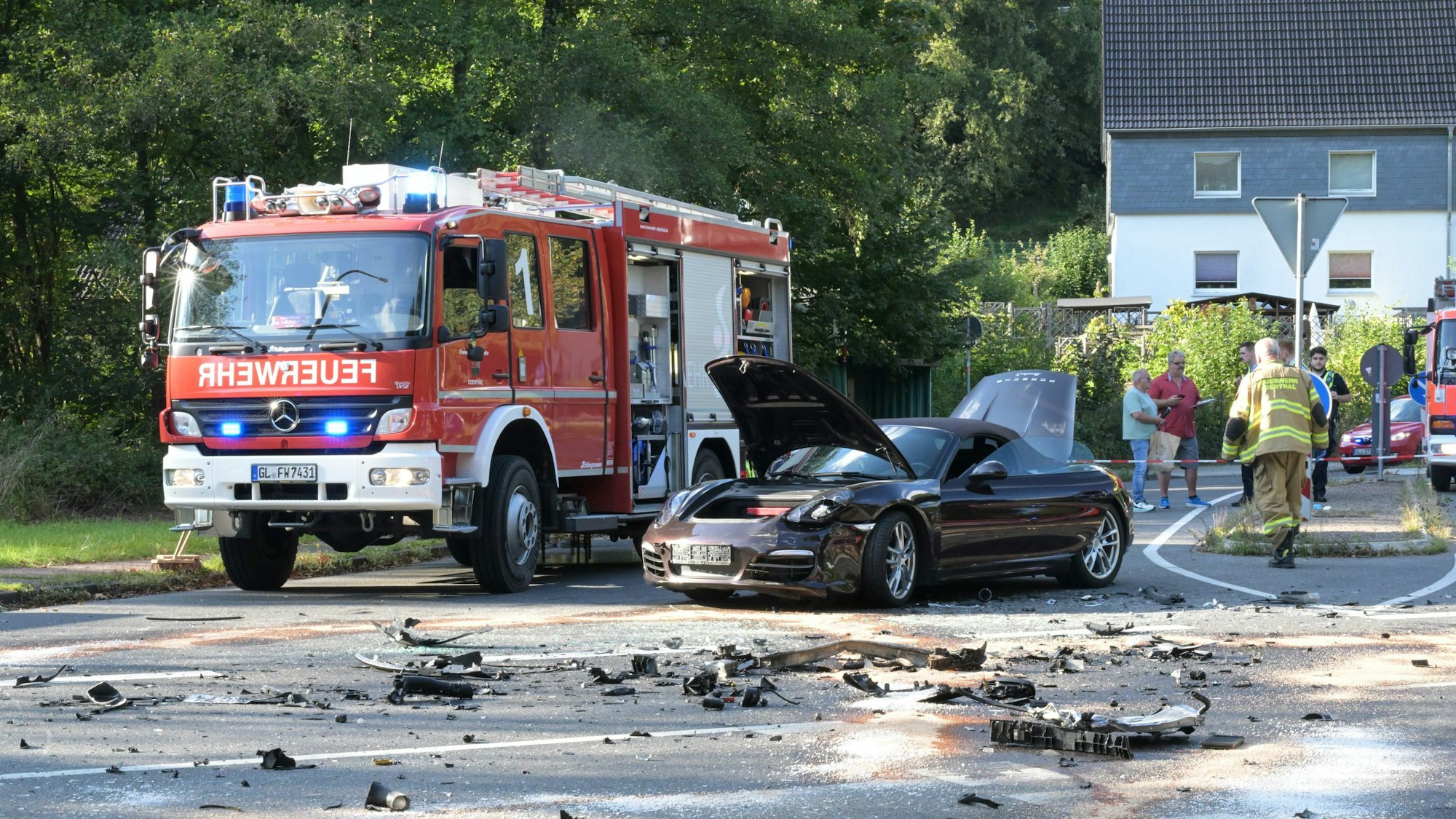 Ein schwer beschädigter Porsche steht auf der Bergstraße in Odenthal.