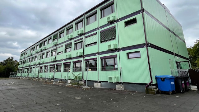 Das Foto zeigt die Container an der Wilhelm-Busch-Hauptschule in Wesseling.