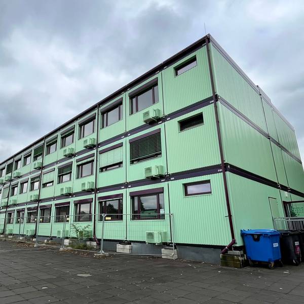 Das Foto zeigt die Container an der Wilhelm-Busch-Hauptschule in Wesseling.