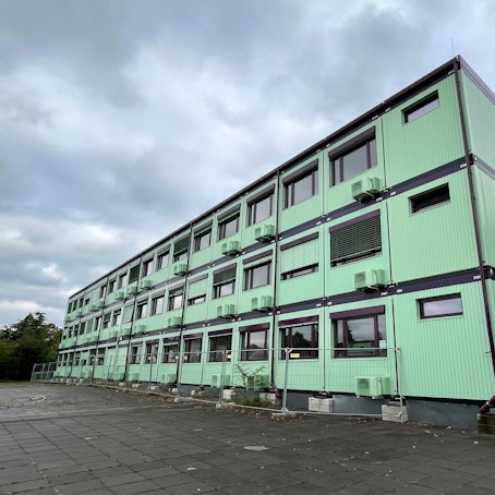 Das Foto zeigt die Container an der Wilhelm-Busch-Hauptschule in Wesseling.
