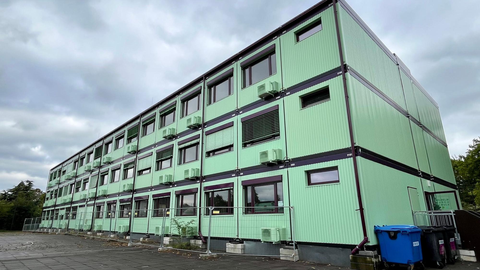 Das Foto zeigt die Container an der Wilhelm-Busch-Hauptschule in Wesseling.