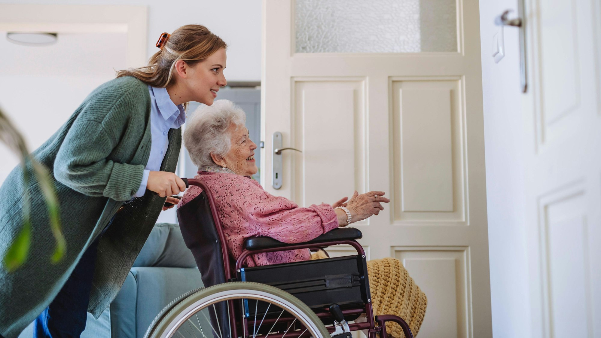 Die schwarz-rote Koalition erwägt die Abschaffung des Pflegegrades eins, während Sozialverbände davor warnen und betroffene Gruppen unterstützen.